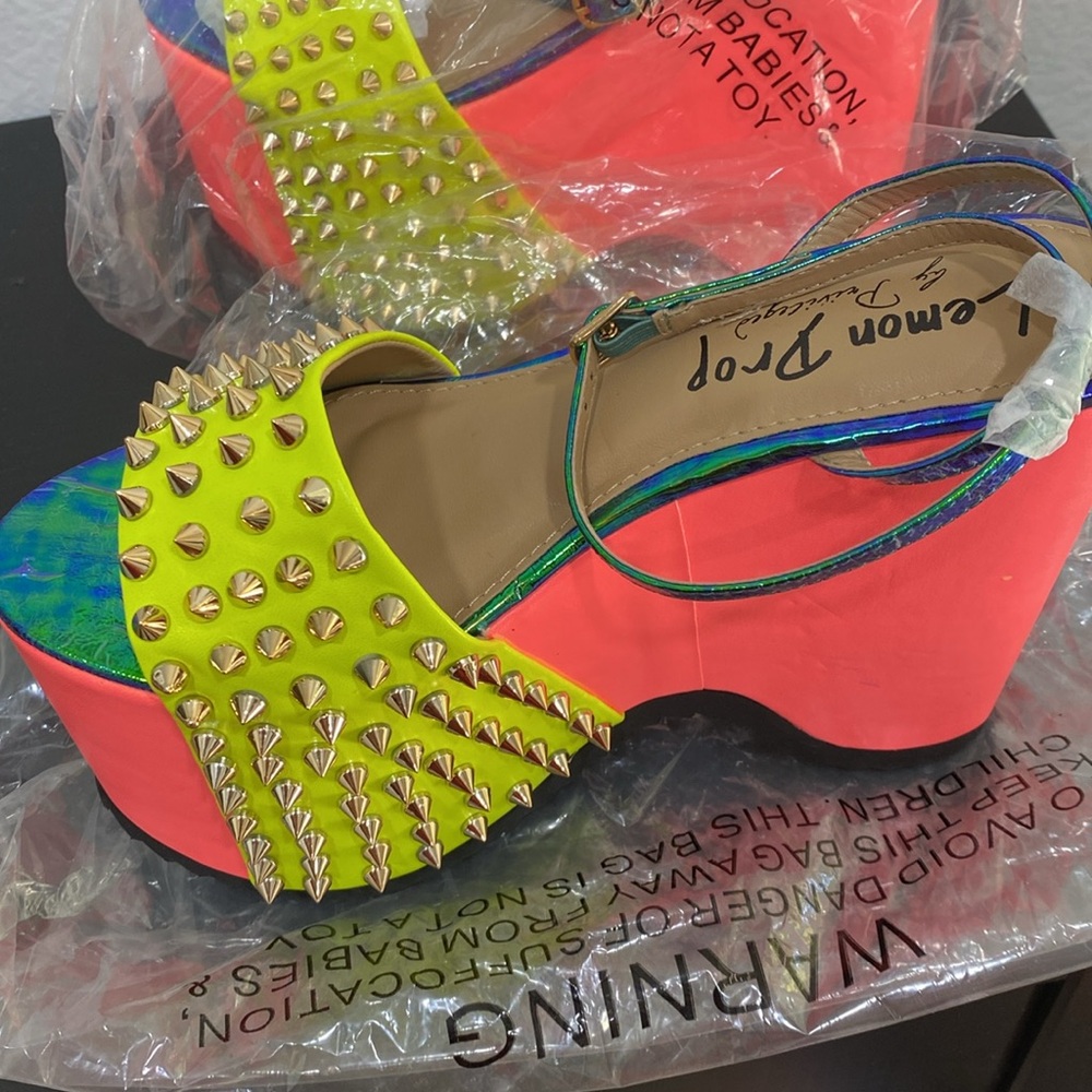 NWT LEMON DROP BY PRIVILEGE BRAND NEW WEDGES - Picture 4 of 5